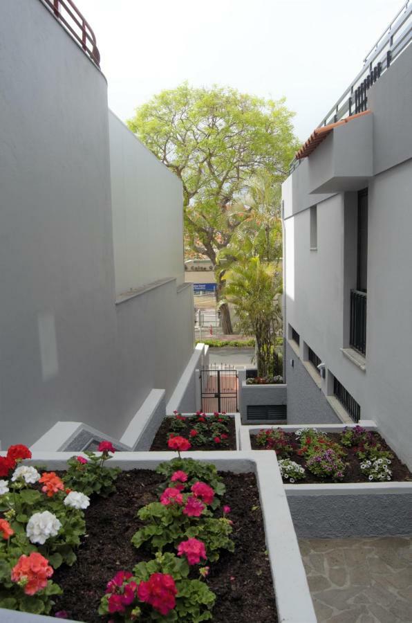 Apartamentos Turisticos Vitoria By Petit Hotels Фуншал Екстериор снимка